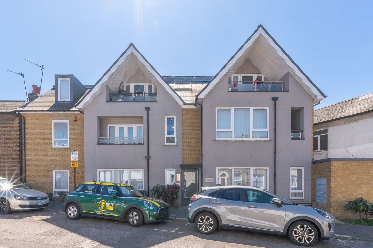 2 bed flat for sale — Flat 4 Charlotte Court, 22b Bishops Road, Croydon