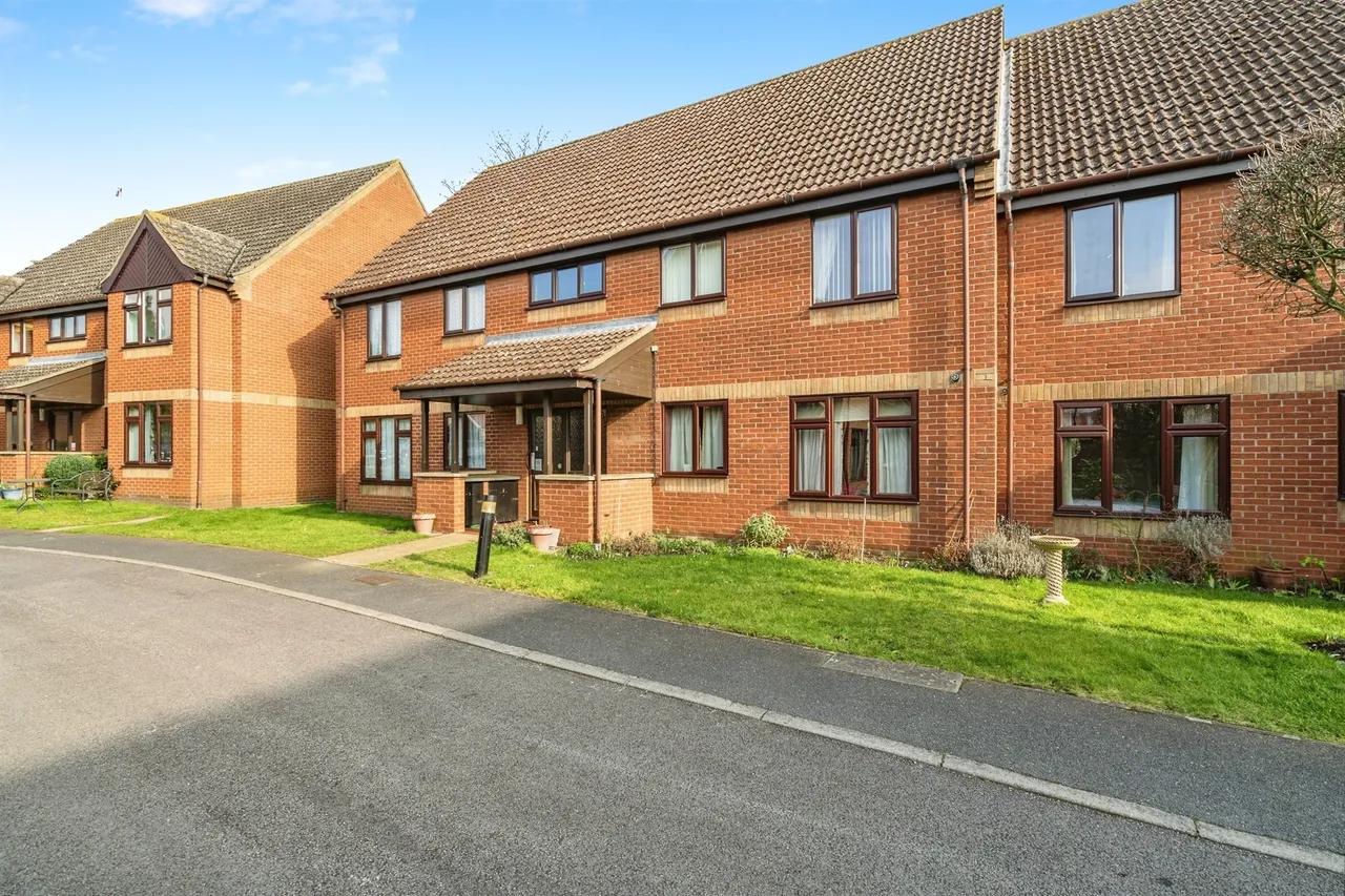 2 bed flat for sale — Parkside Court, Diss