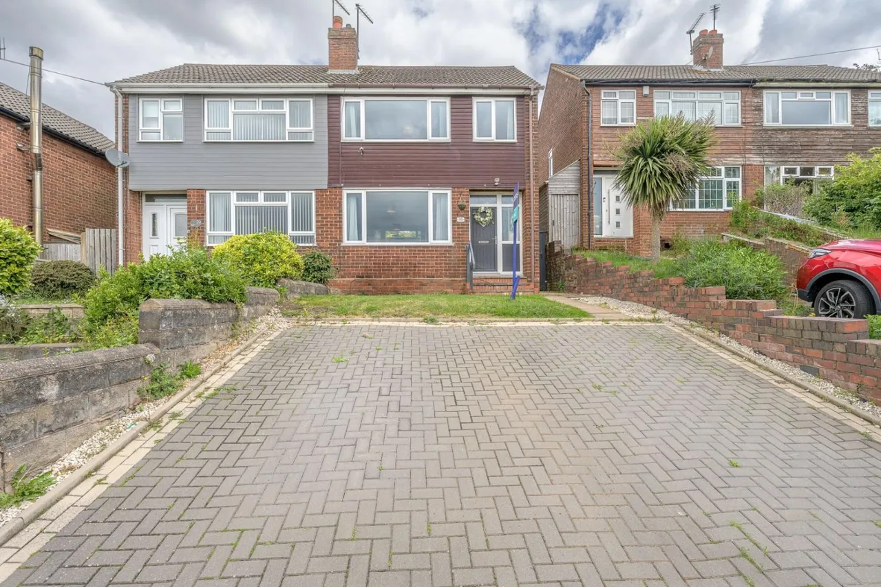 3 bed house for sale — Dibdale Road, Dudley