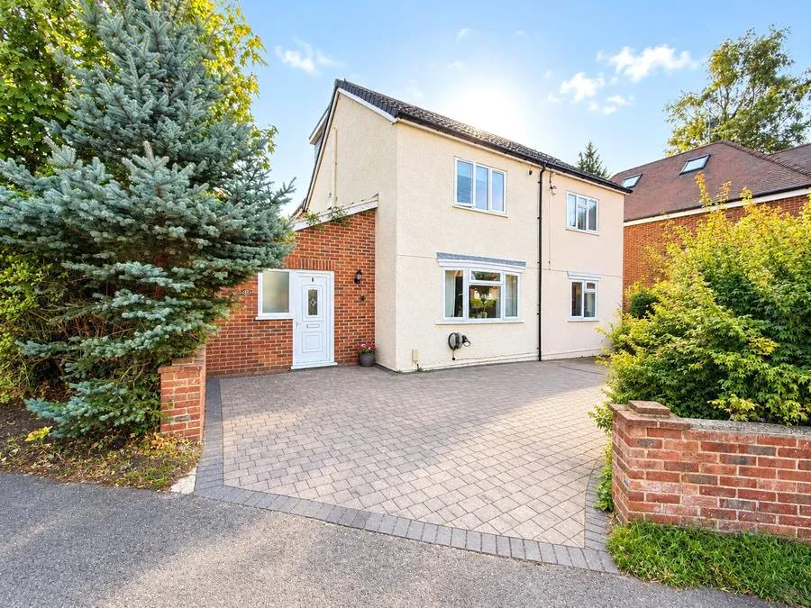 4 bed house for sale, Grant Road, Crowthorne, RG45