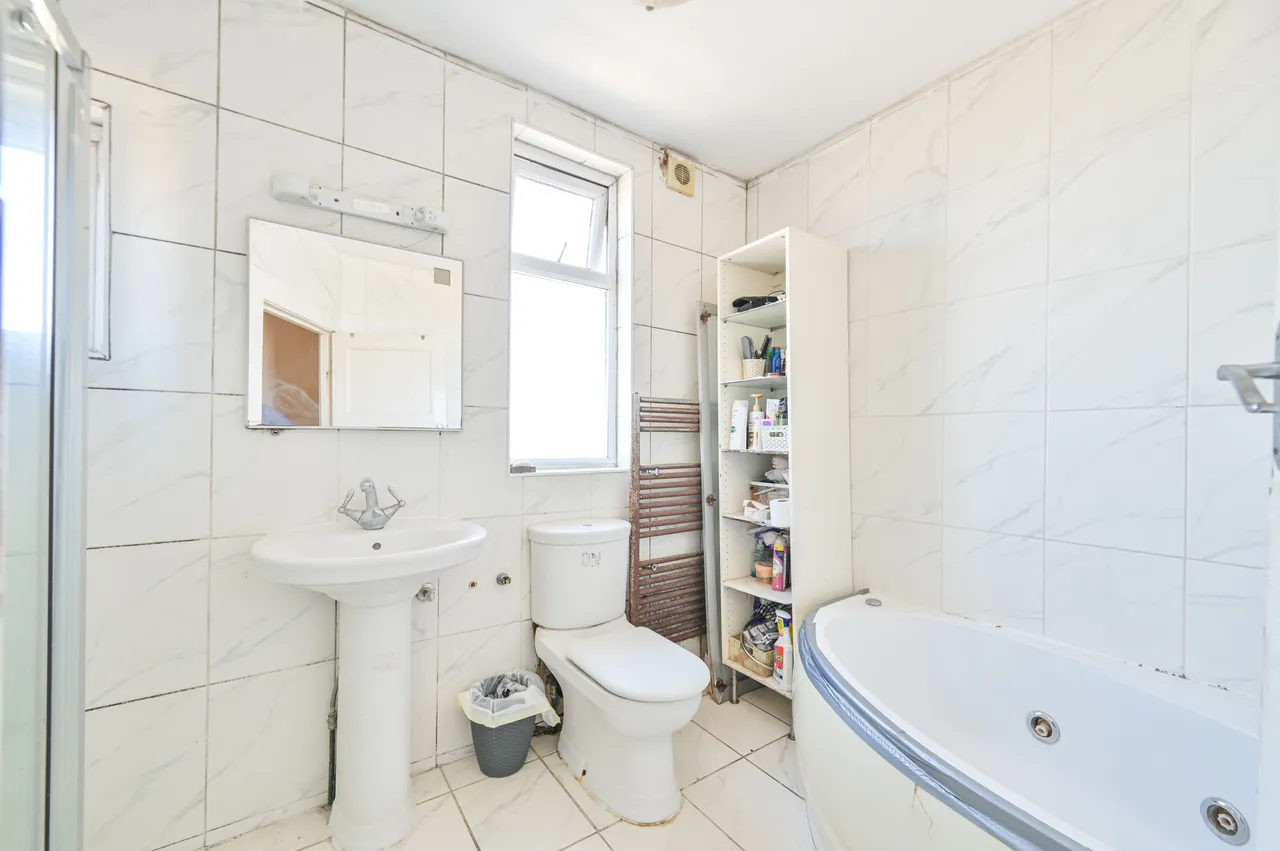 24 Hillcroft Crescent, Wembley, photo 6