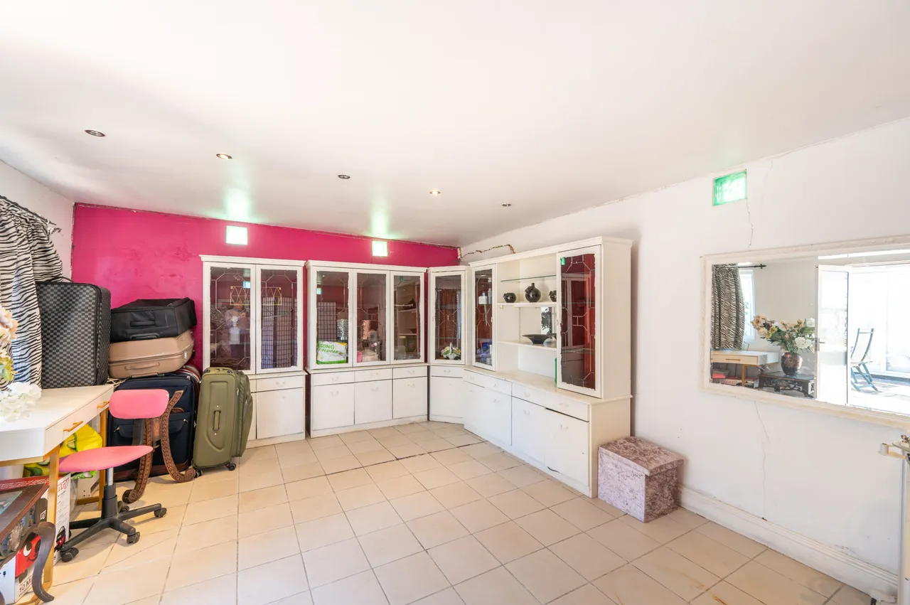 24 Hillcroft Crescent, Wembley, photo 3