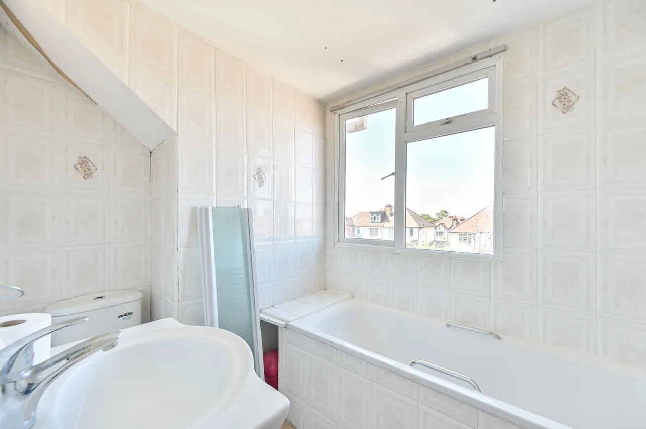 24 Hillcroft Crescent, Wembley, photo 7