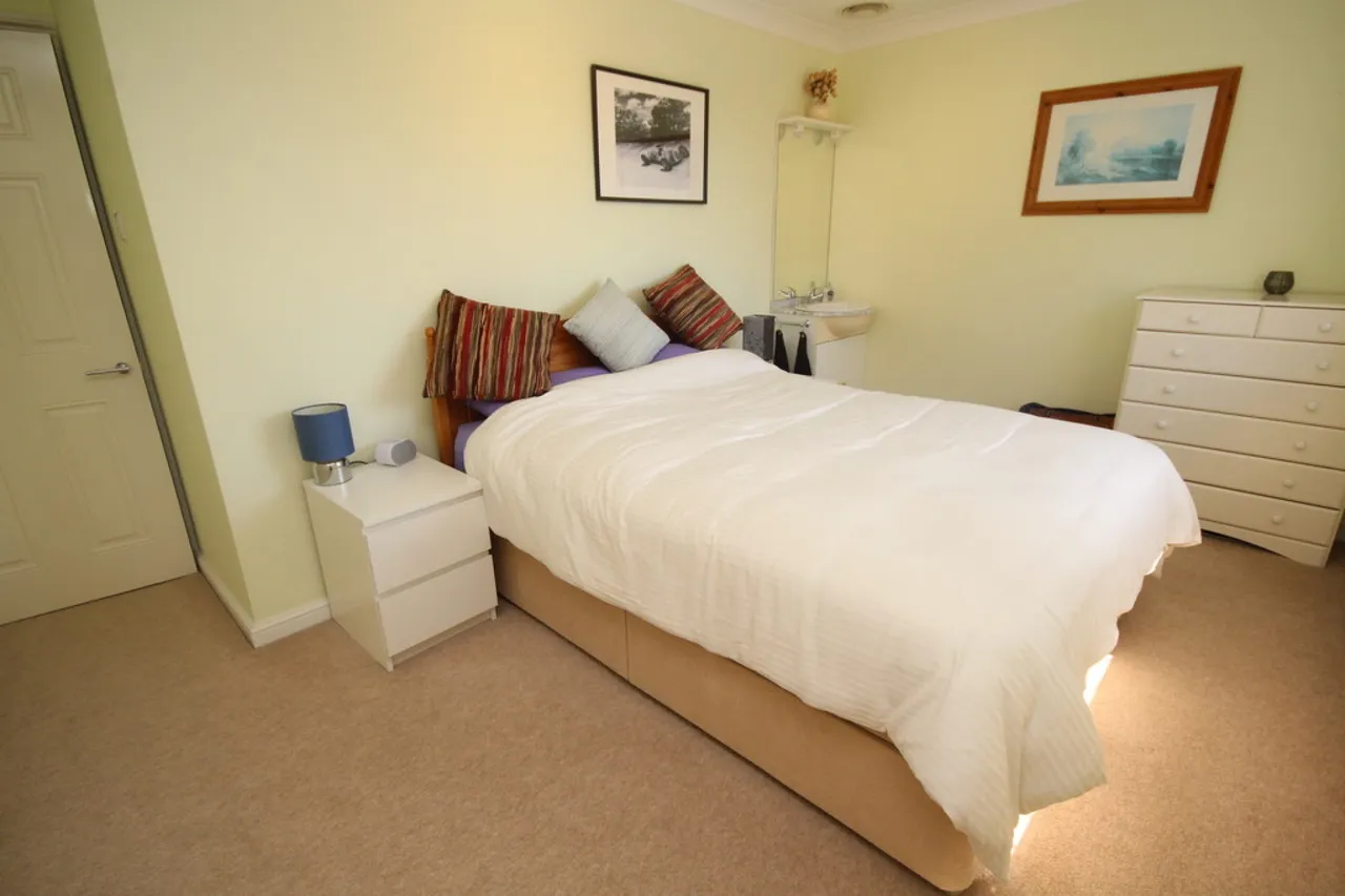 Penton Hook Road, Staines, photo 9