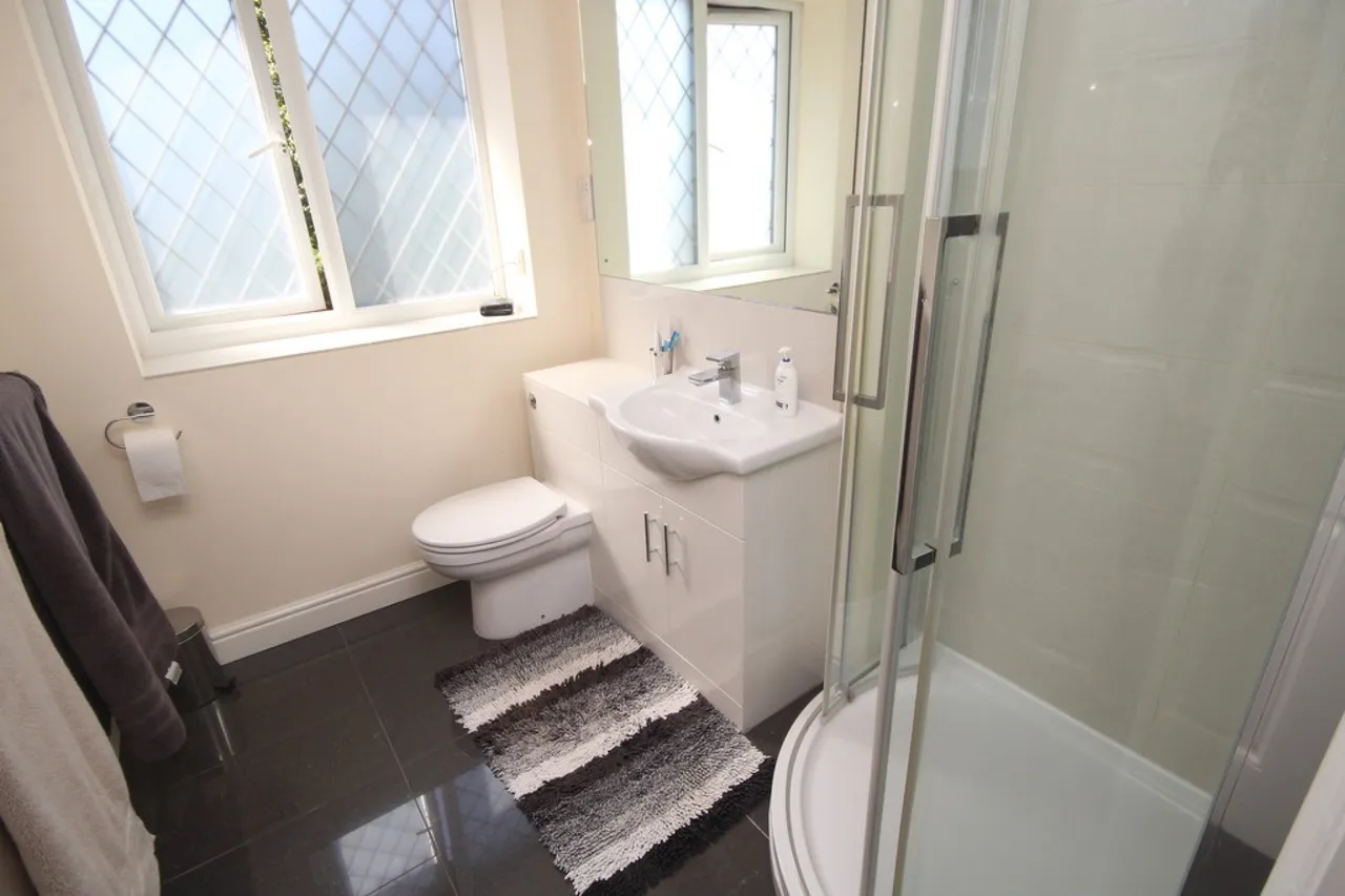 Penton Hook Road, Staines, photo 19