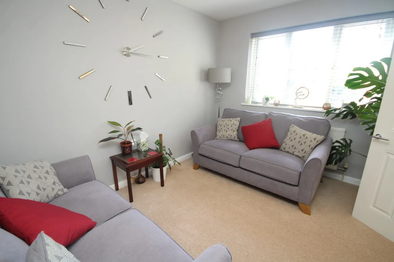 Penton Hook Road, Staines, photo 5