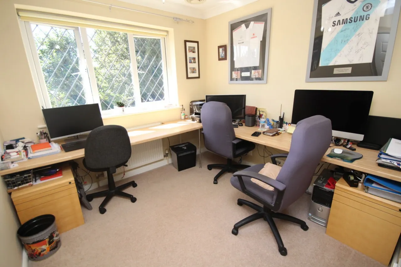 Penton Hook Road, Staines, photo 10