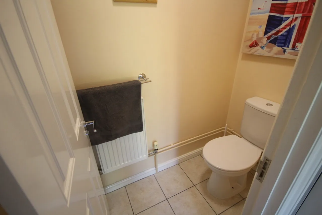Penton Hook Road, Staines, photo 16