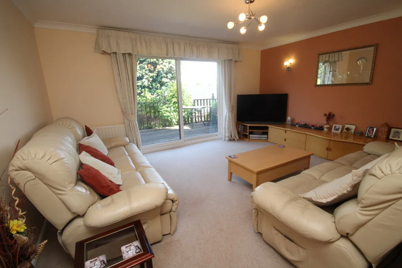 Penton Hook Road, Staines, photo 4