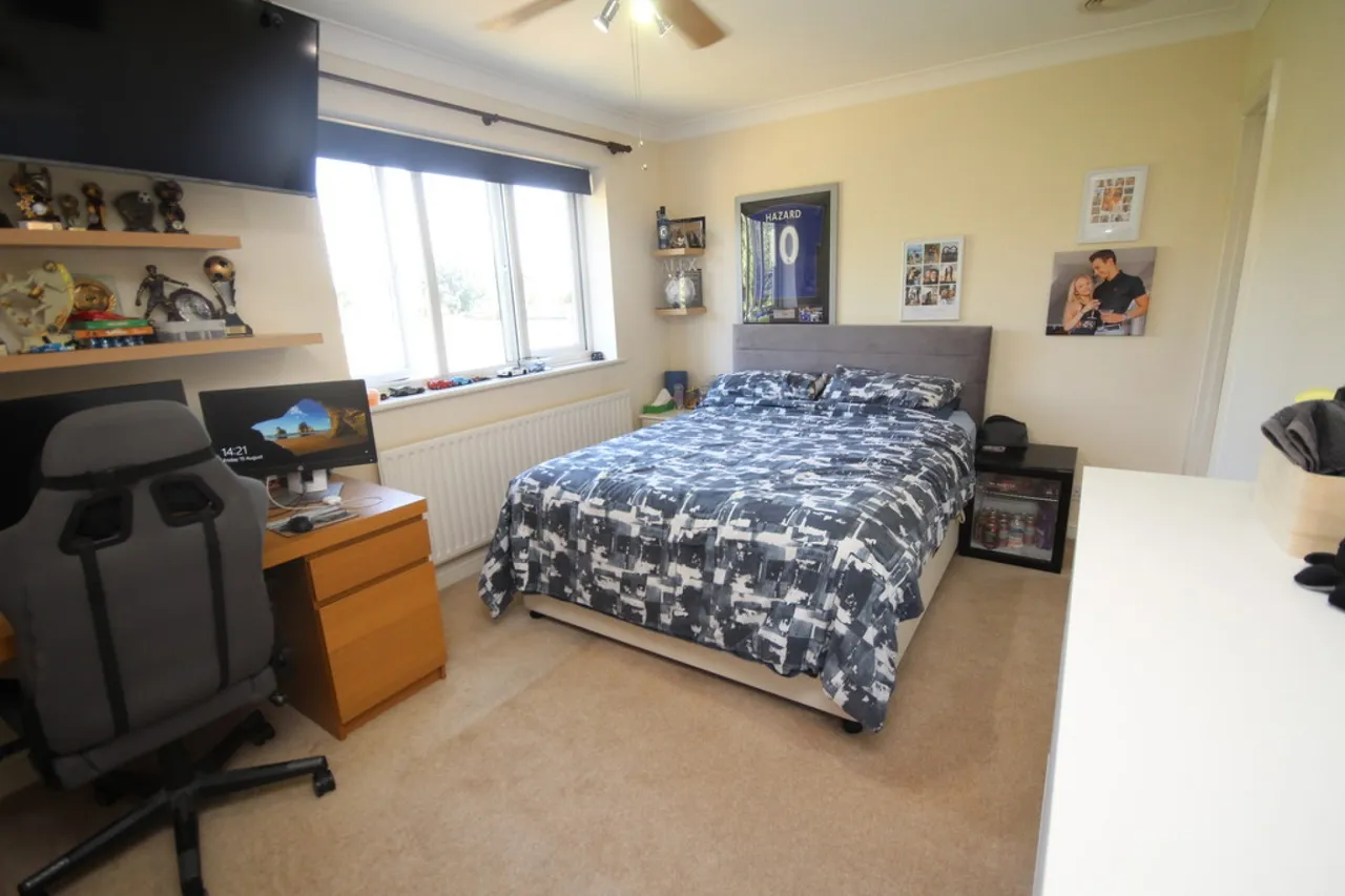 Penton Hook Road, Staines, photo 8