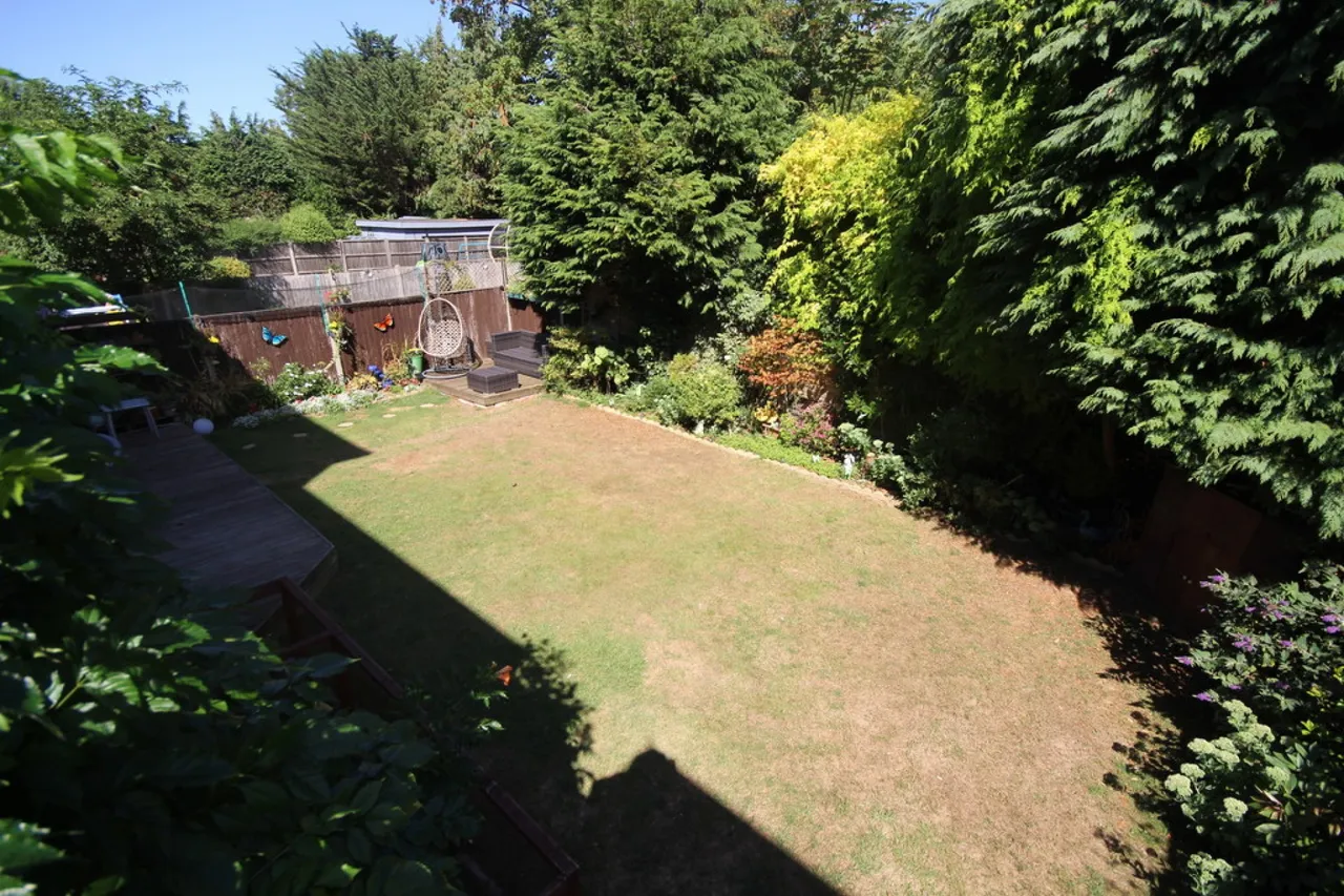 Penton Hook Road, Staines, photo 3