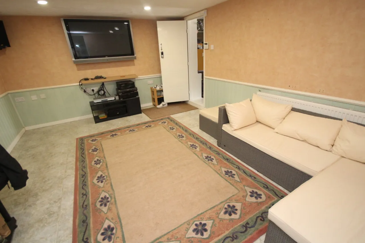 Penton Hook Road, Staines, photo 6