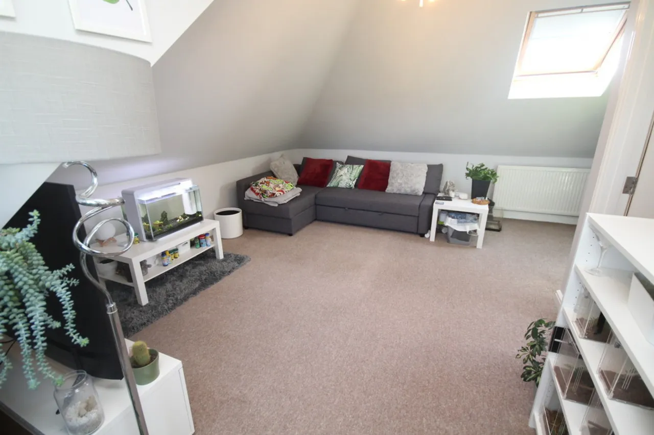 Penton Hook Road, Staines, photo 11