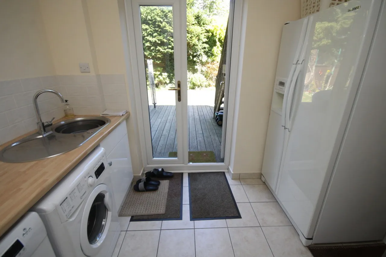 Penton Hook Road, Staines, photo 15