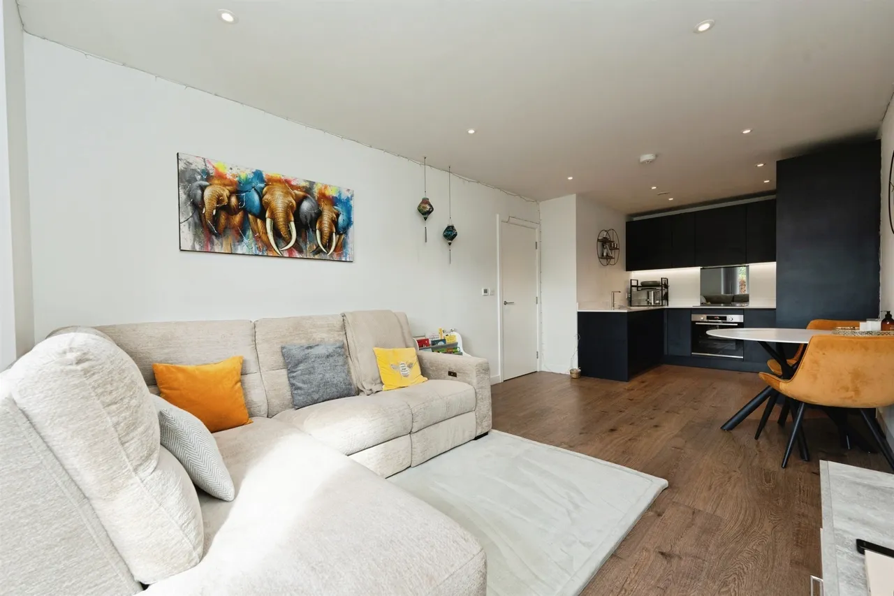 2 bed flat for sale, Frogmore Avenue, Watford, WD17