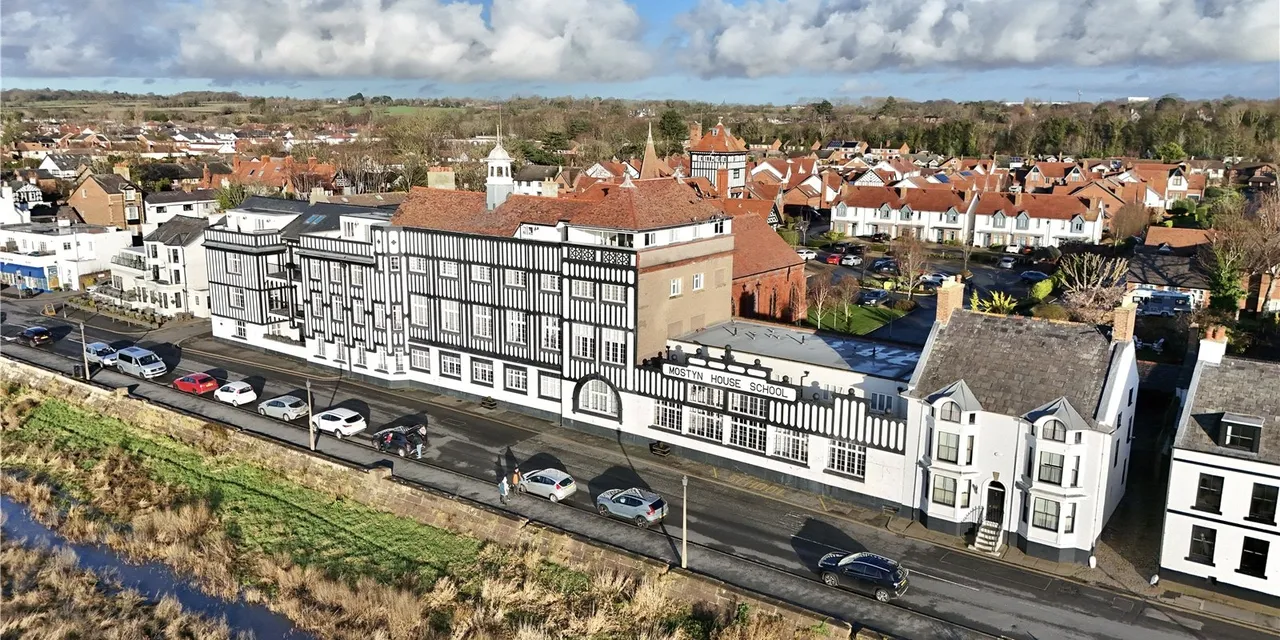 2 bed flat for sale, Grenfell Park, Parkgate, CH64