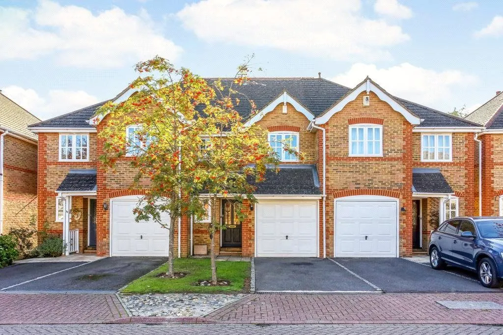 3 bed house to rent — Guards Court, Sunningdale, Berkshire, SL5 0ES