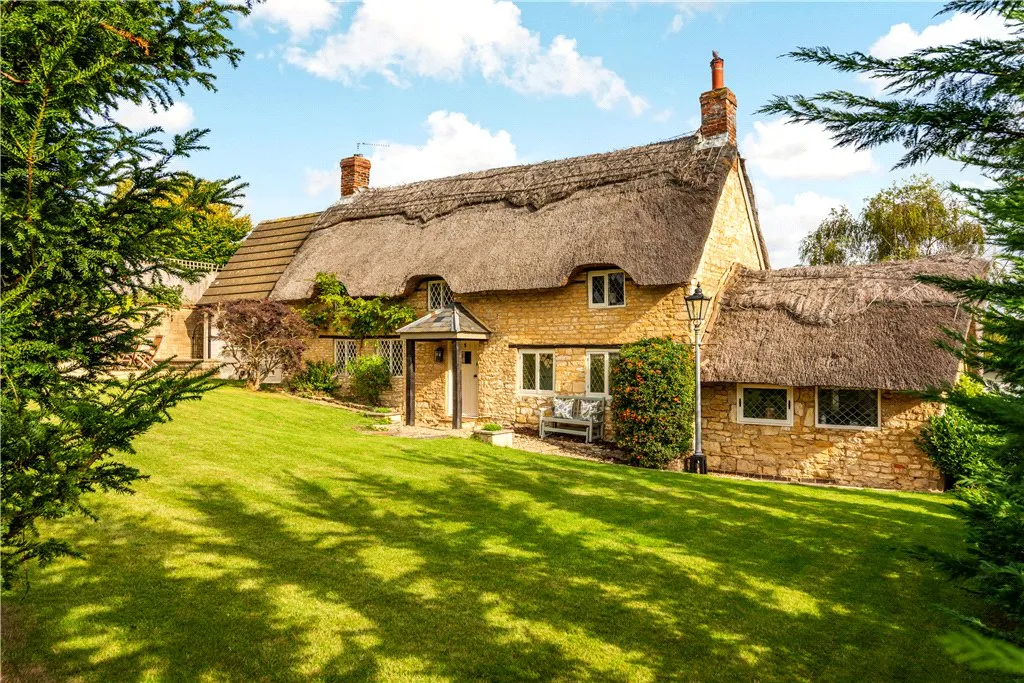 4 bed house for sale — Grafton Road, Yardley Gobion, Northamptonshire, NN12 7UE
