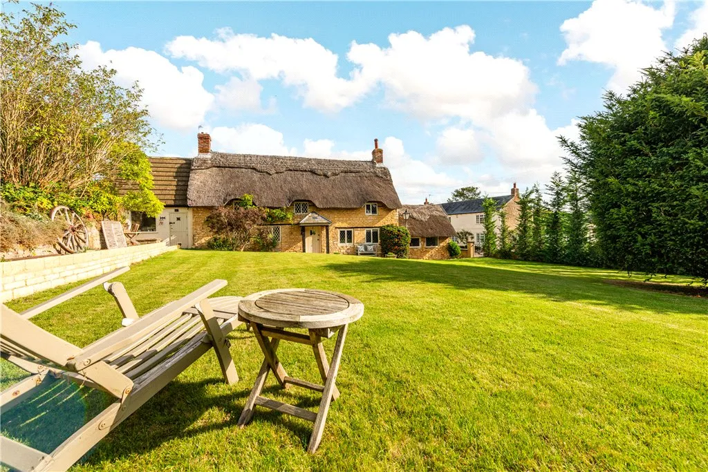 Grafton Road, Yardley Gobion, Northamptonshire, NN12 7UE, photo 16