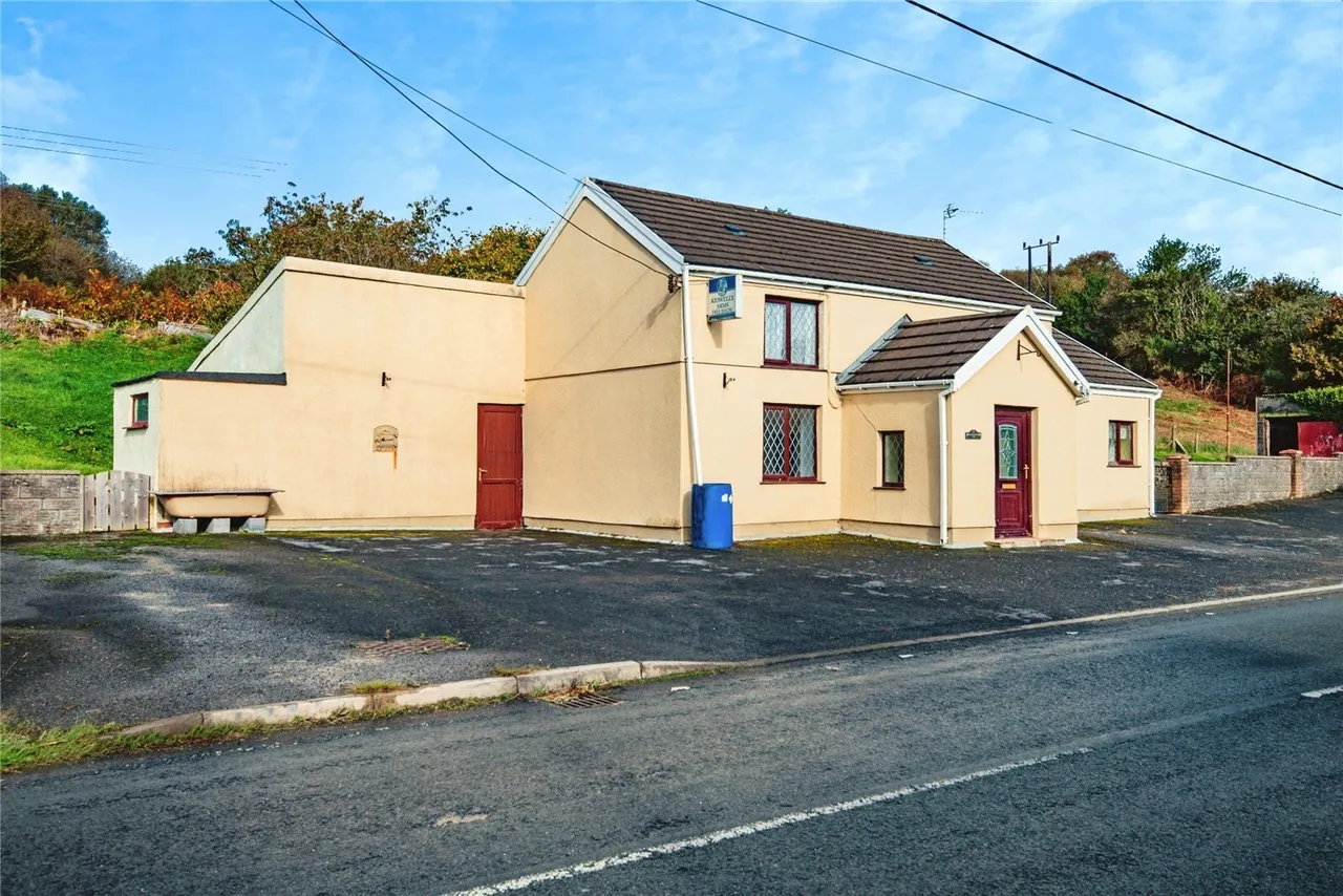 2 bed house for sale, Meinciau Road, Mynyddygarreg, SA17