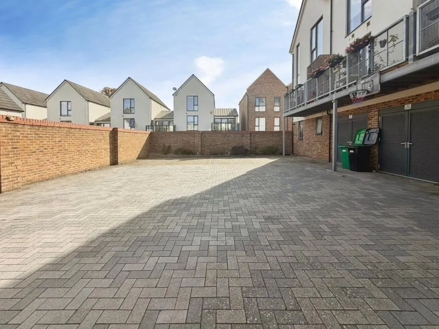 Churchill Road, Uxbridge, UB10, photo 5