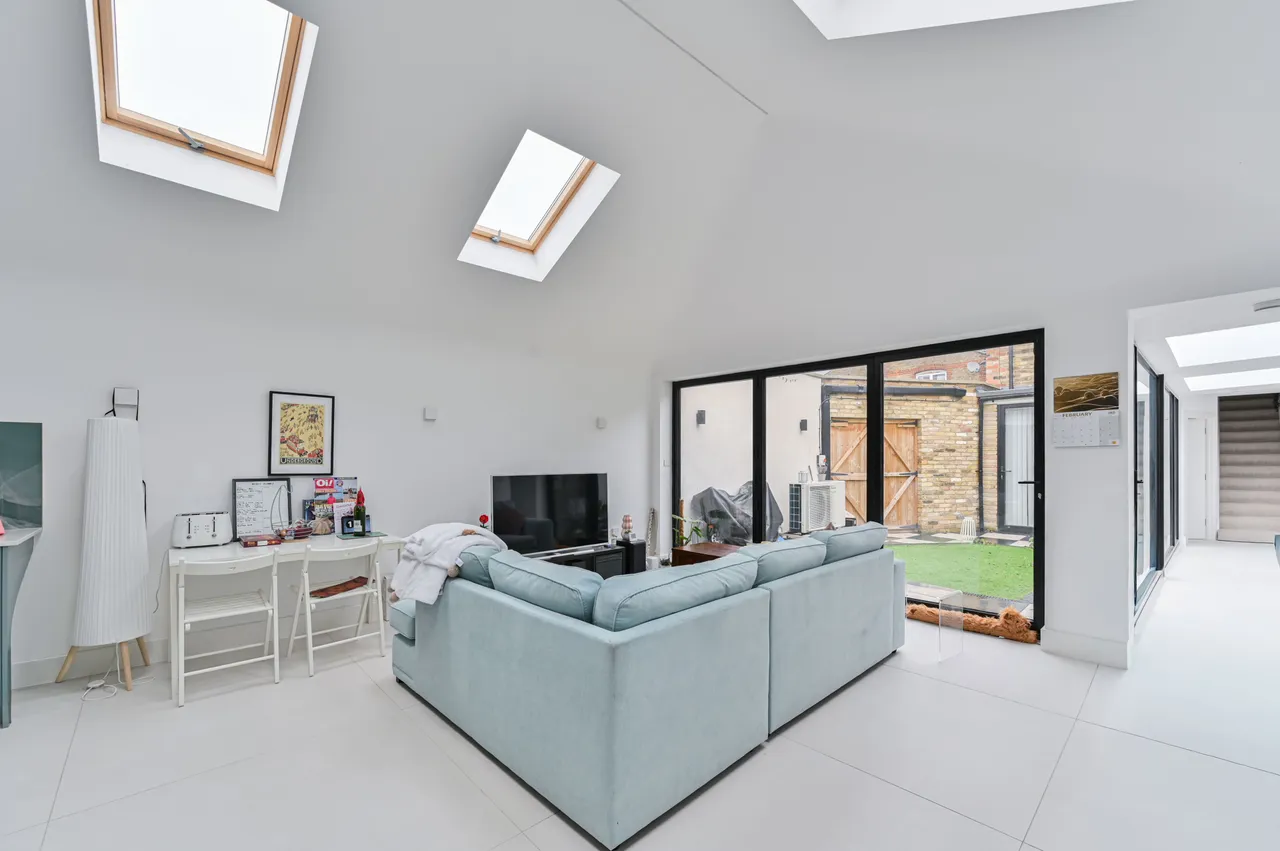 2 bed house for sale — 118a Bickersteth Road, London