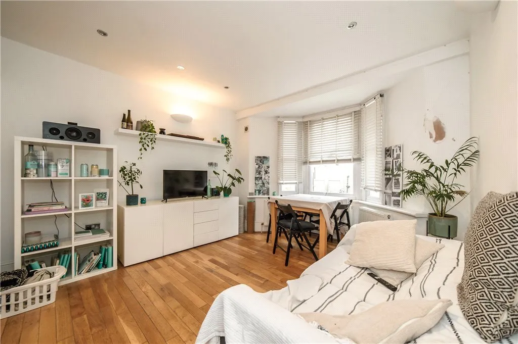 2 bed flat to rent, Railton Road, London, SE24