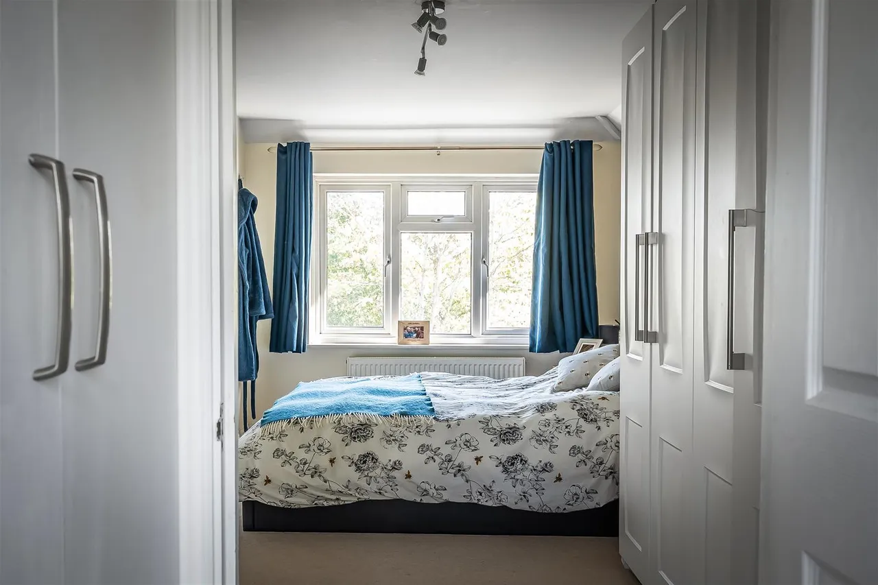 Raymead Way, Fetcham, KT22, photo 9