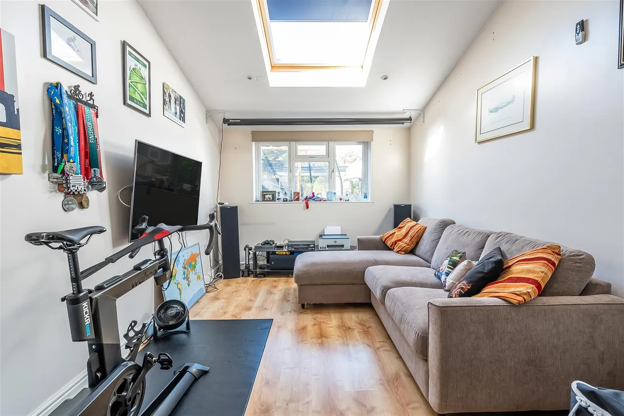 Raymead Way, Fetcham, KT22, photo 5