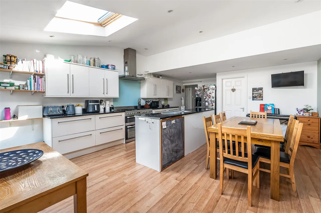 Raymead Way, Fetcham, KT22, photo 4