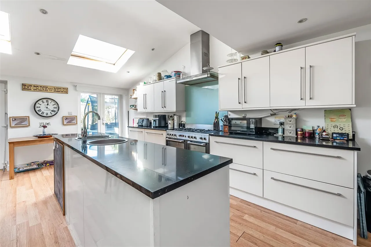 Raymead Way, Fetcham, KT22, photo 2