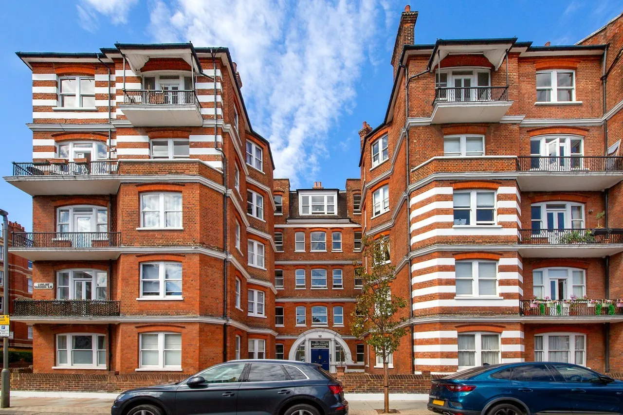 3 bed flat for sale, Lurline Gardens, London, SW11