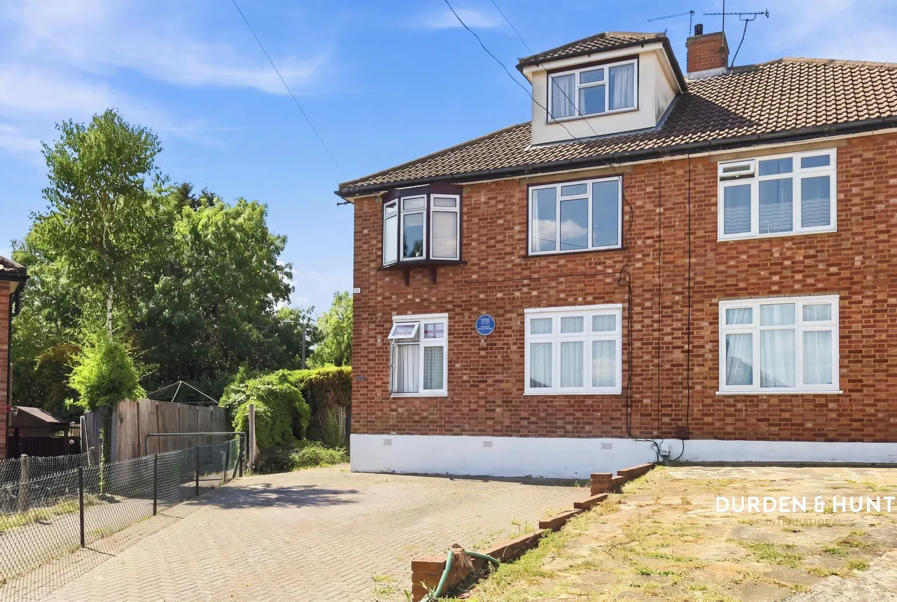 2 bed flat for sale, Barncroft Close, Loughton, IG10