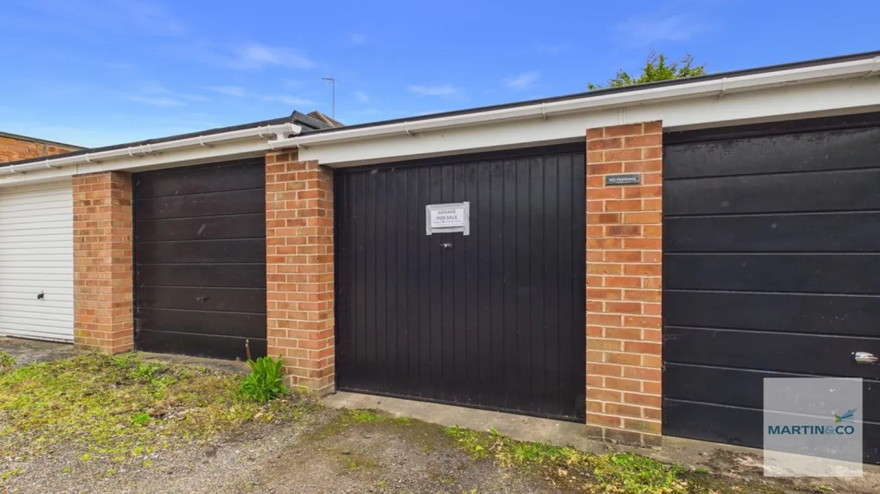 Garage, Chatsworth Avenue, photo 4
