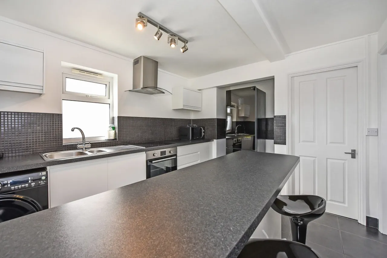 Winnall Manor Road, Winchester, photo 5