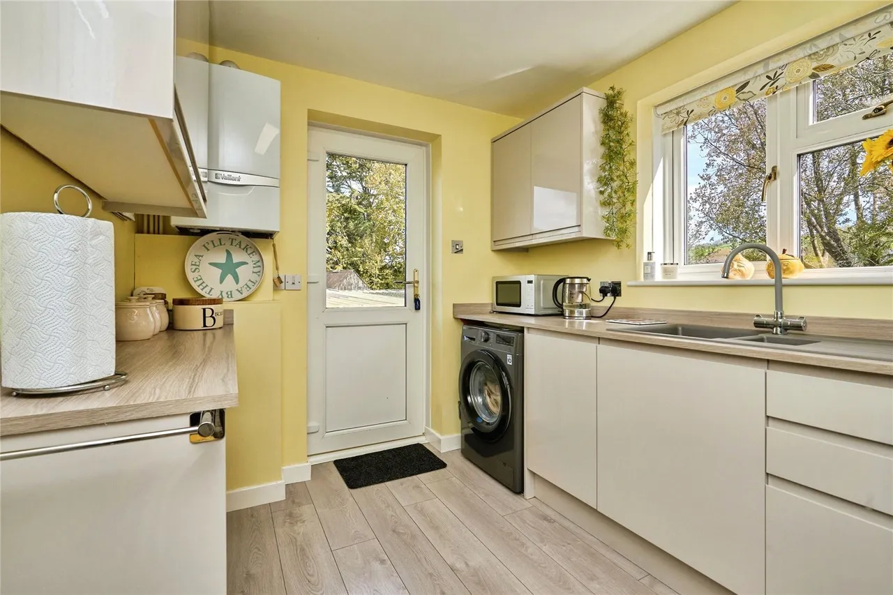 Manor Road, Wroxall, PO38, photo 7