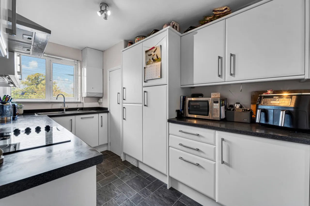 Oakhall Drive, Sunbury-on-Thames, TW16, photo 2