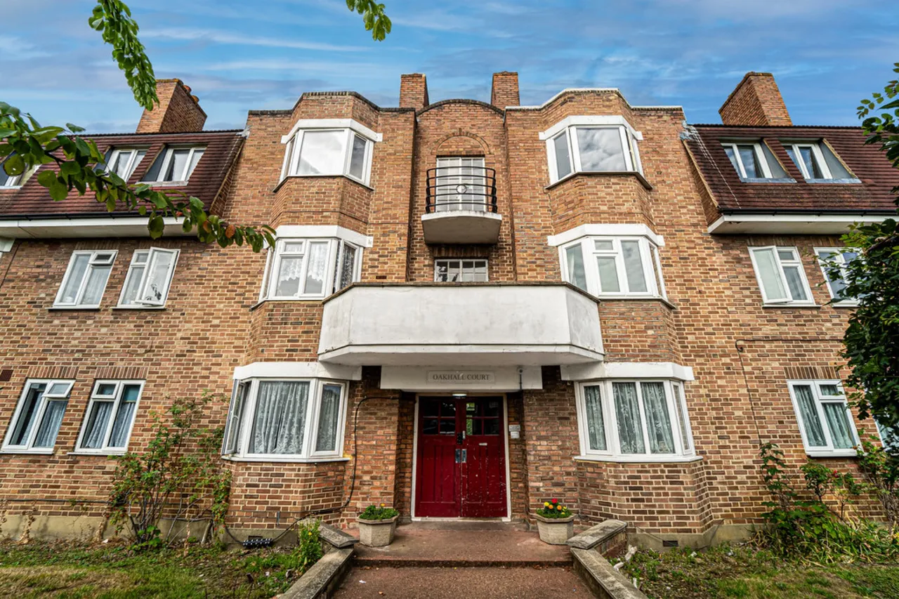 Oakhall Drive, Sunbury-on-Thames, TW16, photo 3