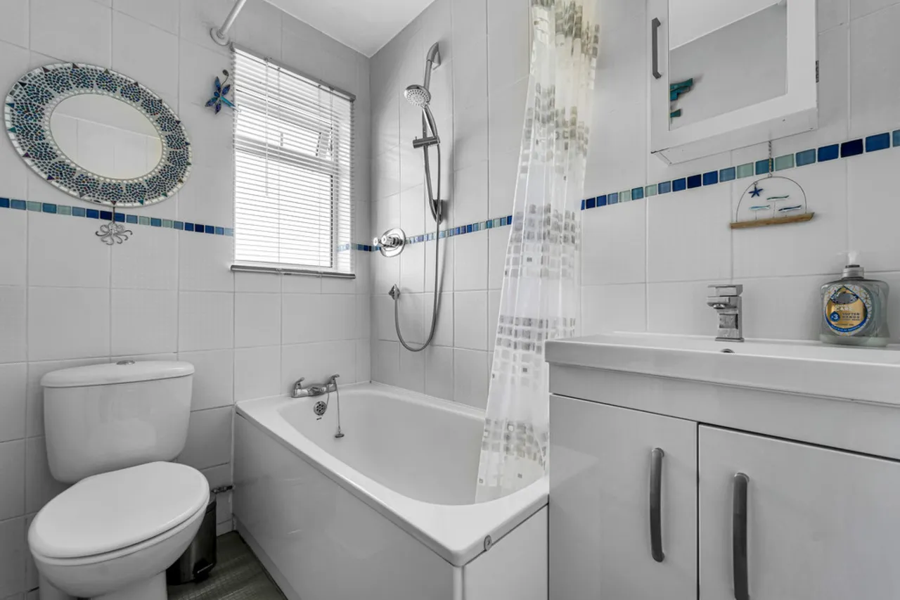Oakhall Drive, Sunbury-on-Thames, TW16, photo 10