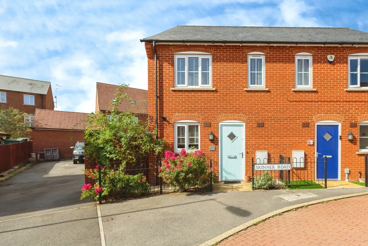 2 bed house for sale — Skinner Road, Aylesbury, Buckinghamshire, HP19