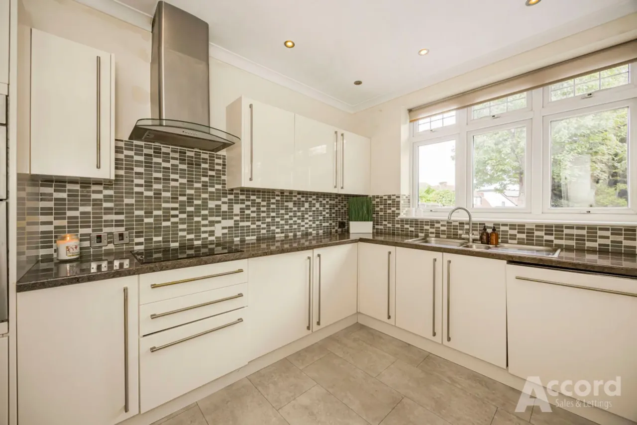 Hacton Lane, Hornchurch, RM12, photo 4