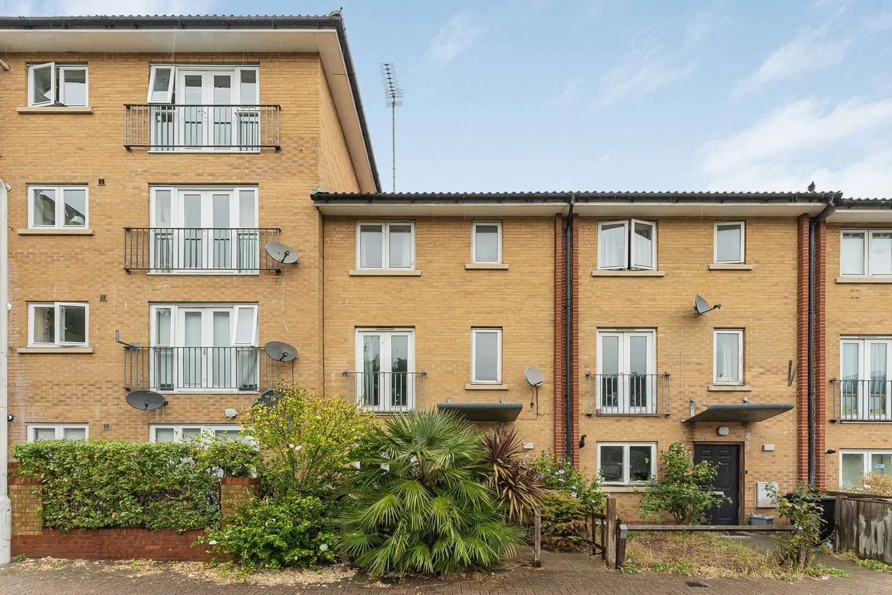 3 bed house for sale, Lavington Close, London, E9