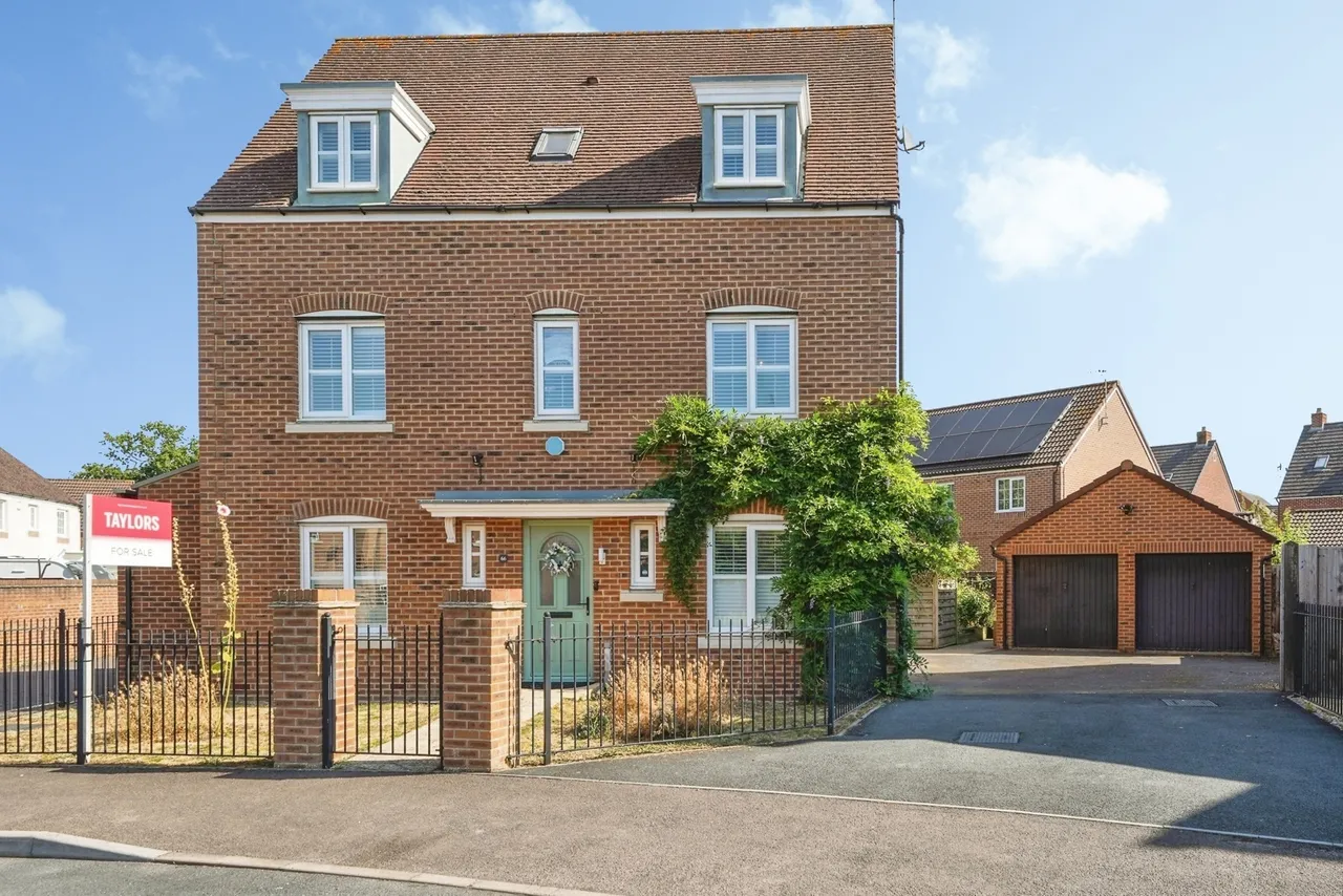 5 bed house for sale — Lyneham Drive, Quedgeley, Gloucester, Gloucestershire, GL2
