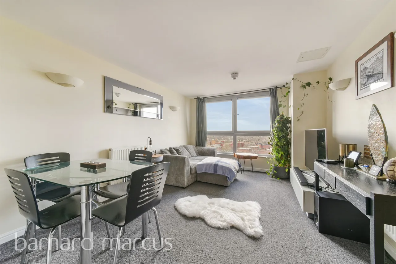 2 bed flat for sale — Throwley Way, Sutton