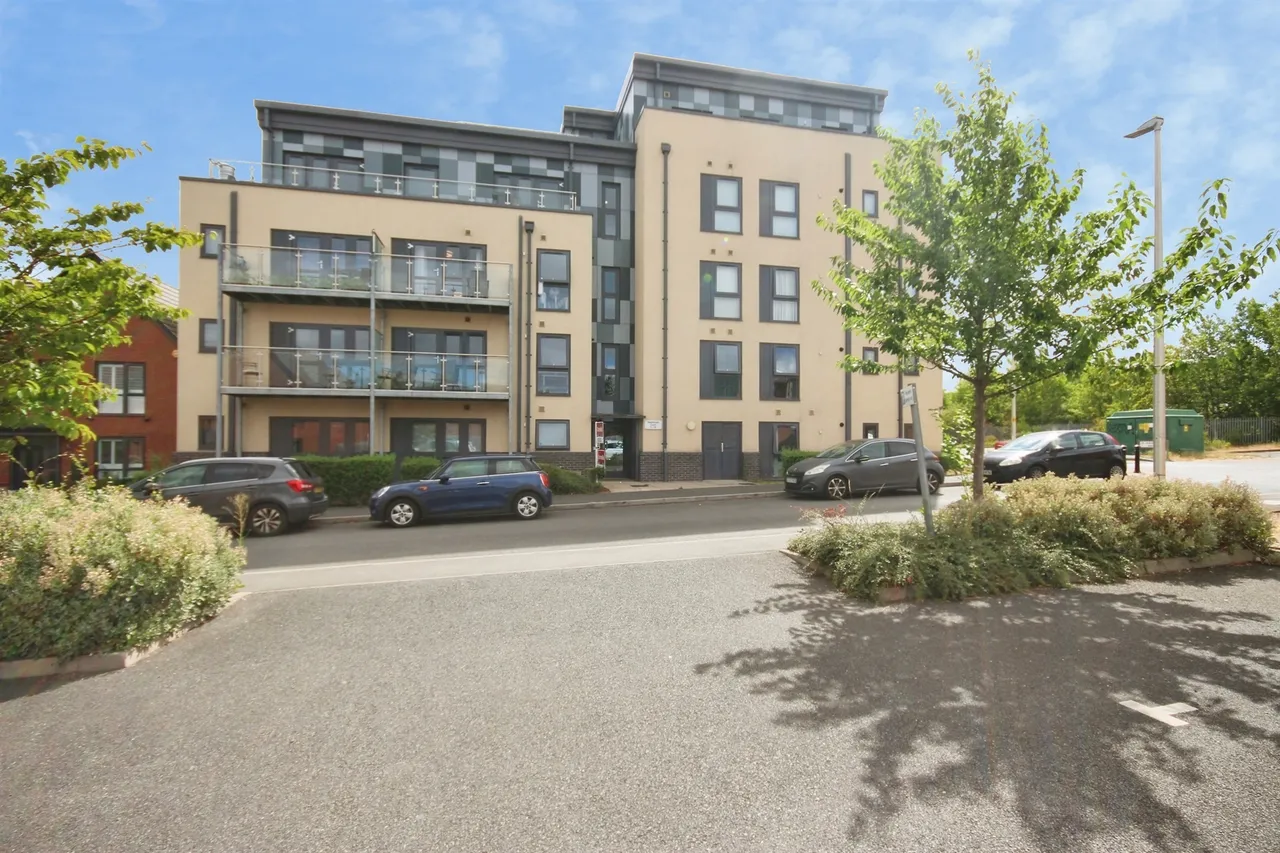 2 bed flat for sale — Station Approach, Leamington Spa