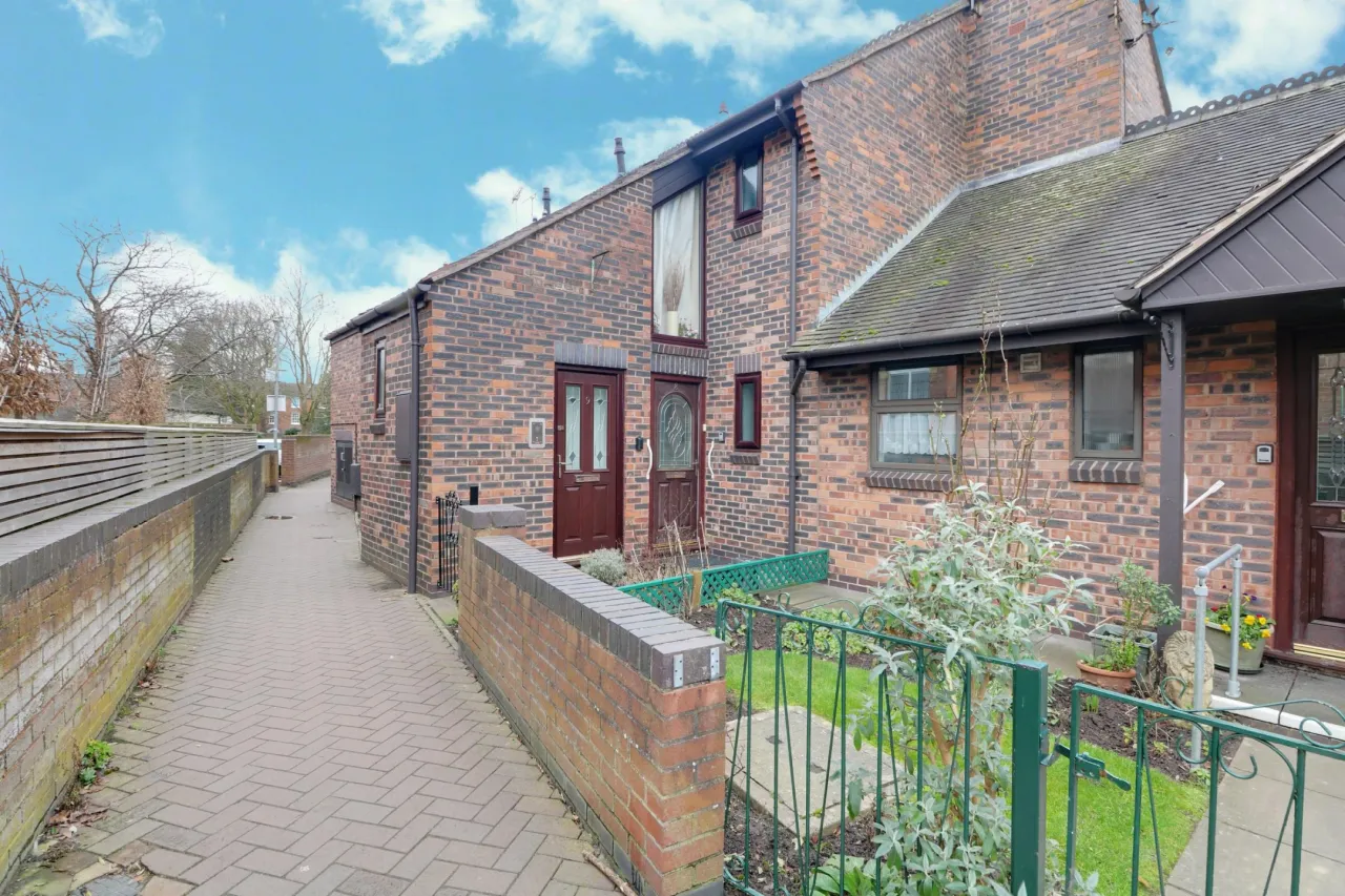 2 bed flat for sale, Wesley Close, Nantwich