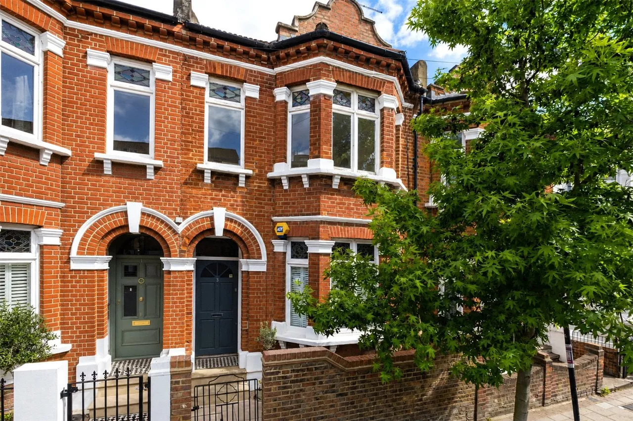 2 bed flat for sale, Gaskarth Road, London, SW12