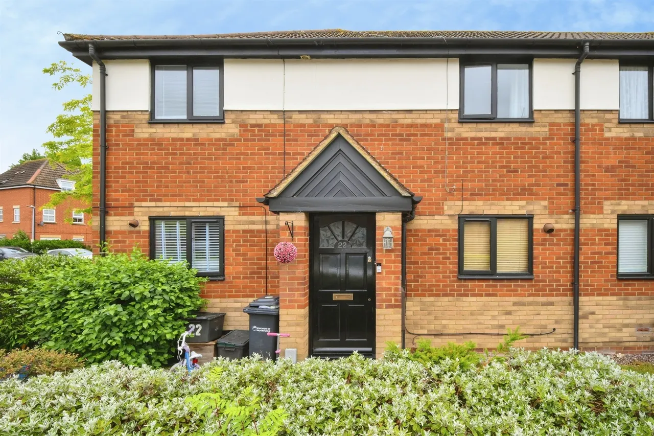 2 bed flat for sale, Hollybush Way, Cheshunt, EN7
