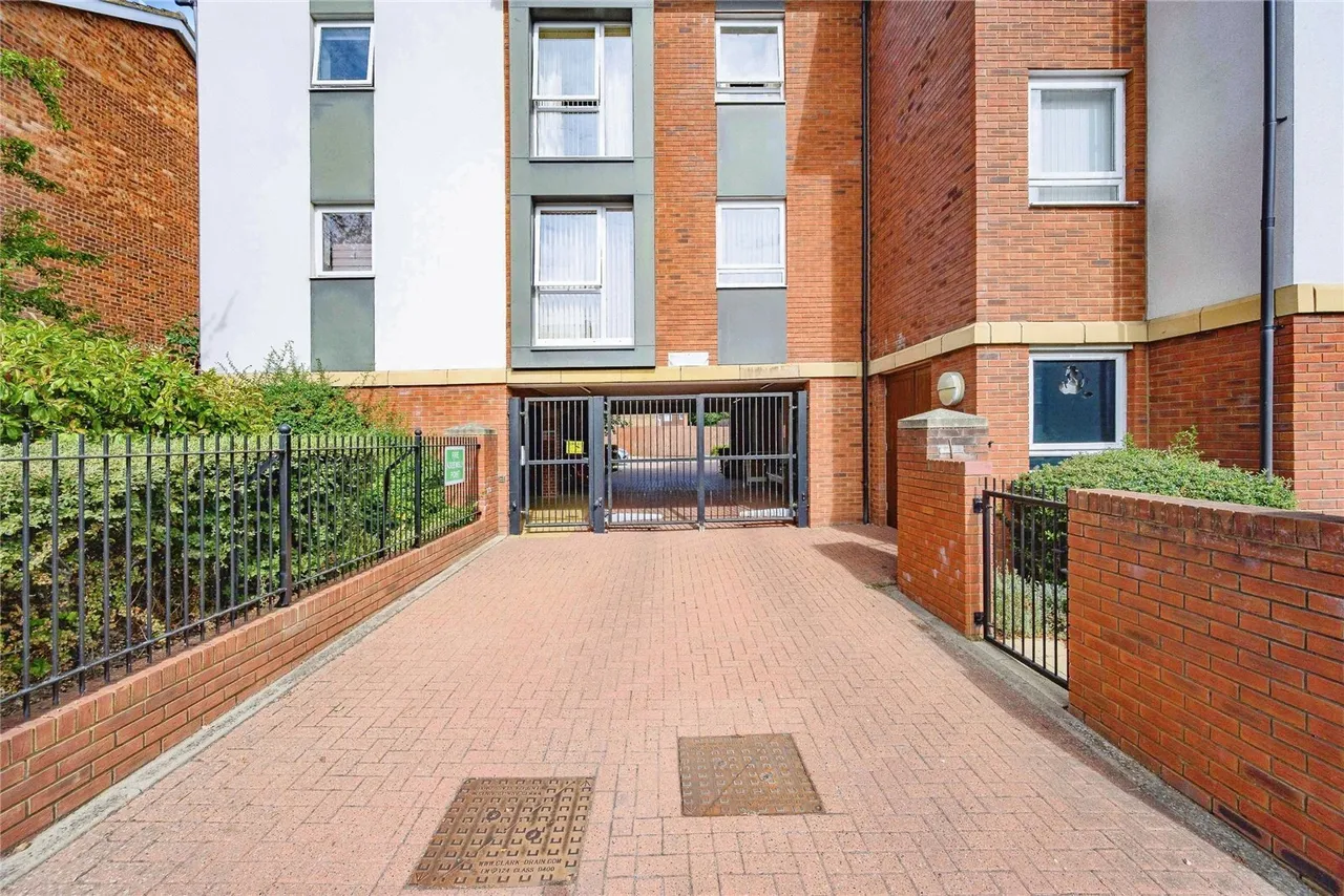 High Street North, Dunstable, Bedfordshire, LU6, photo 9
