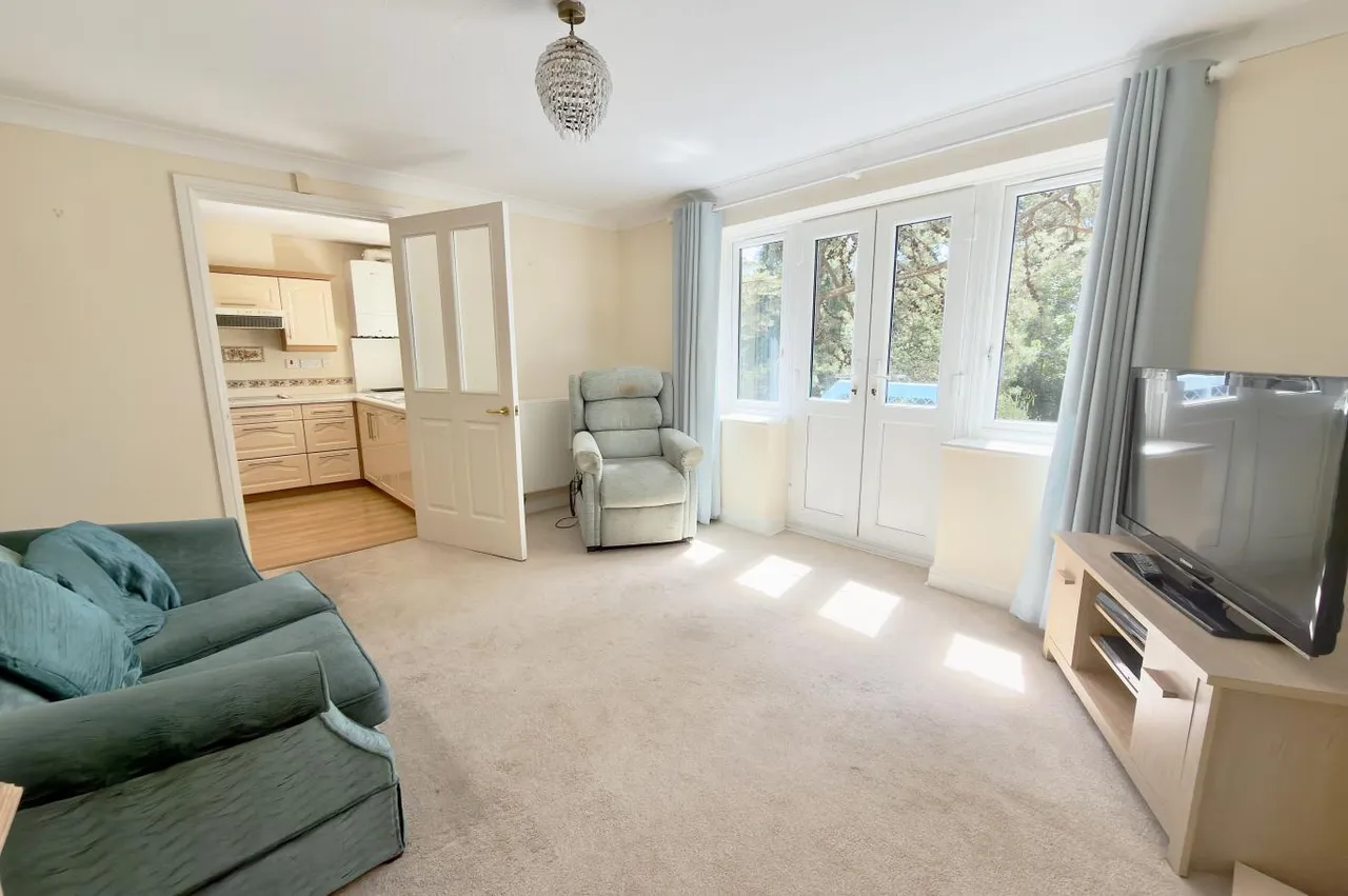 Melton Court, BH13, photo 2